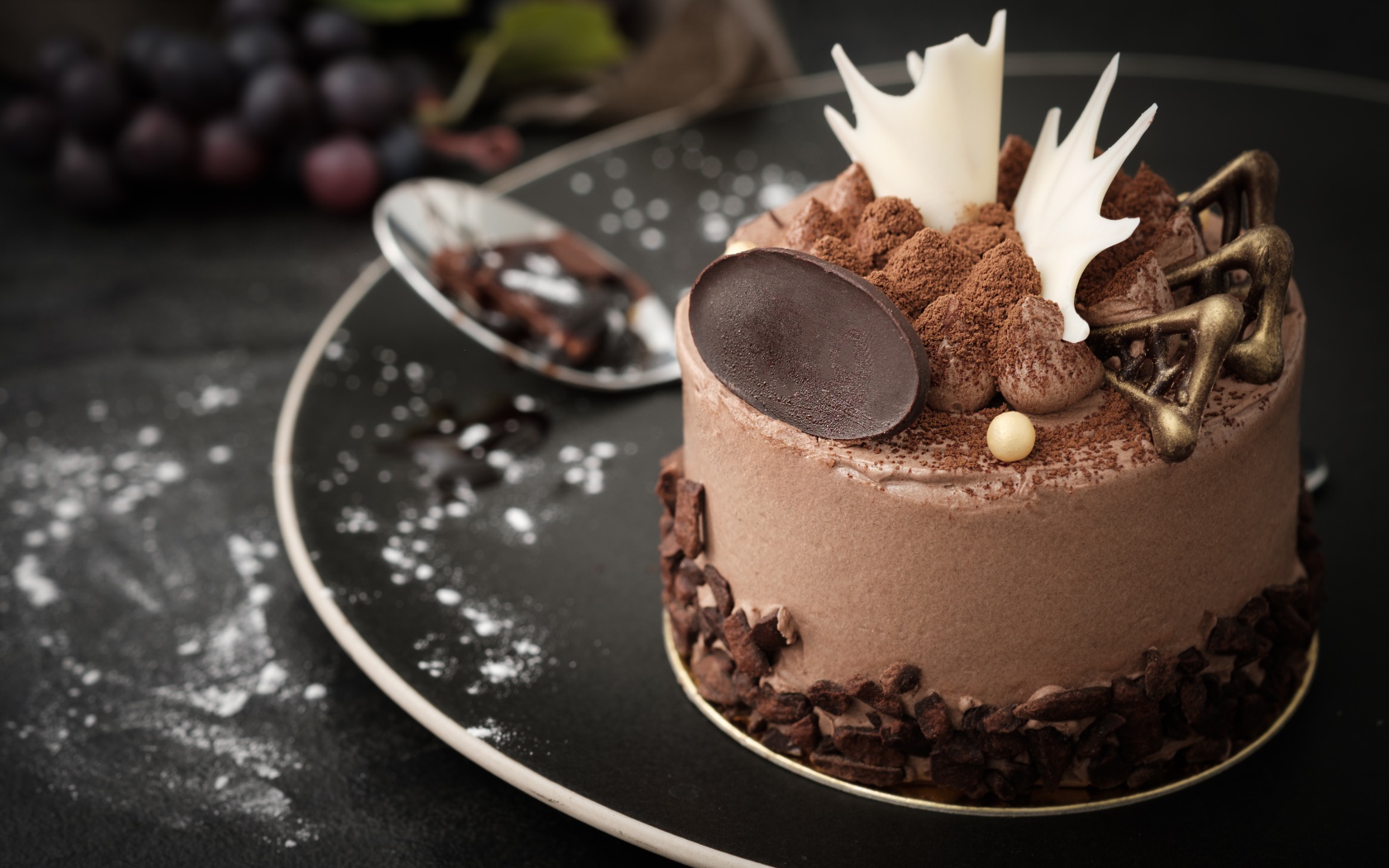 Аппетитный торт с шоколадом