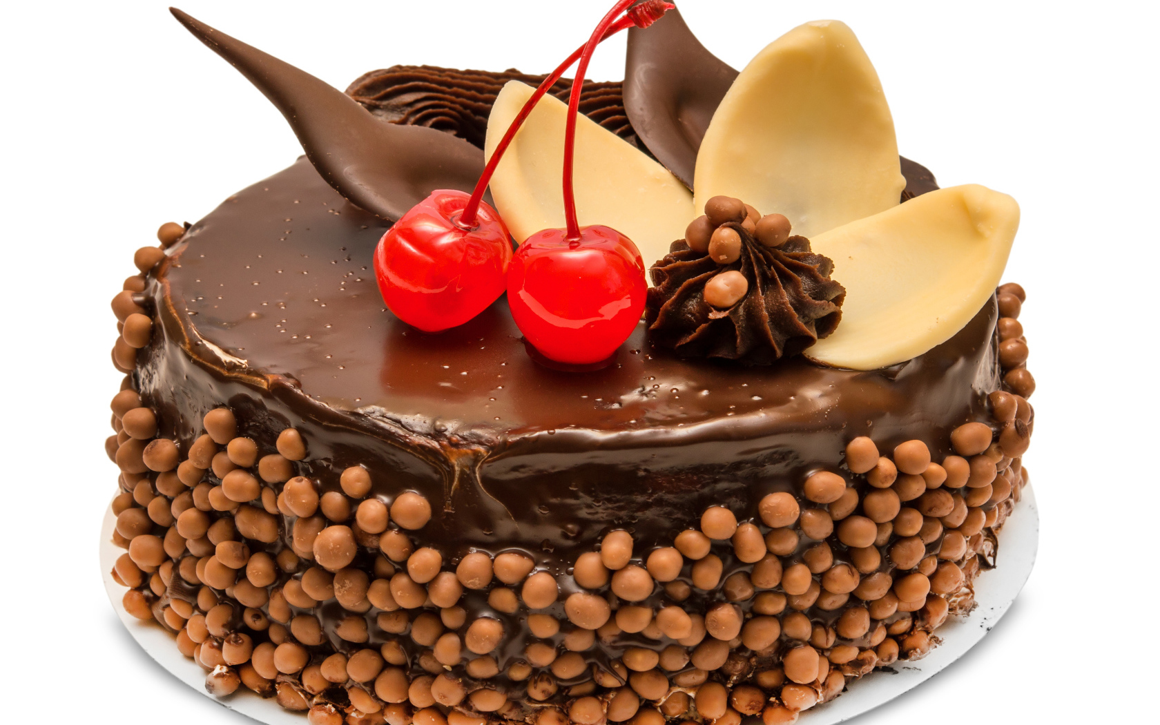 Аппетитный торт с шоколадом и вишнями на белом фоне