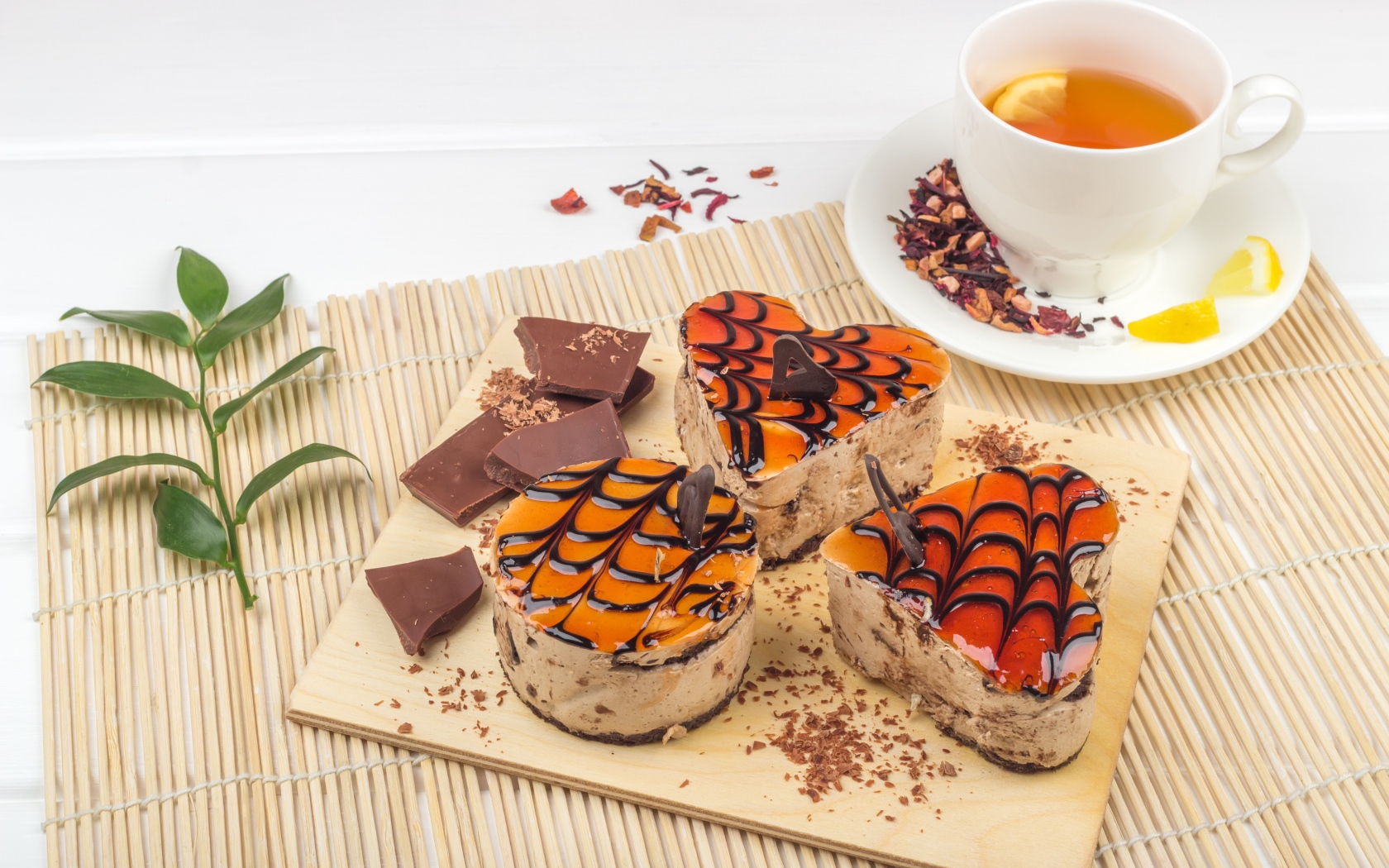 Аппетитные пирожные с чаем на столе