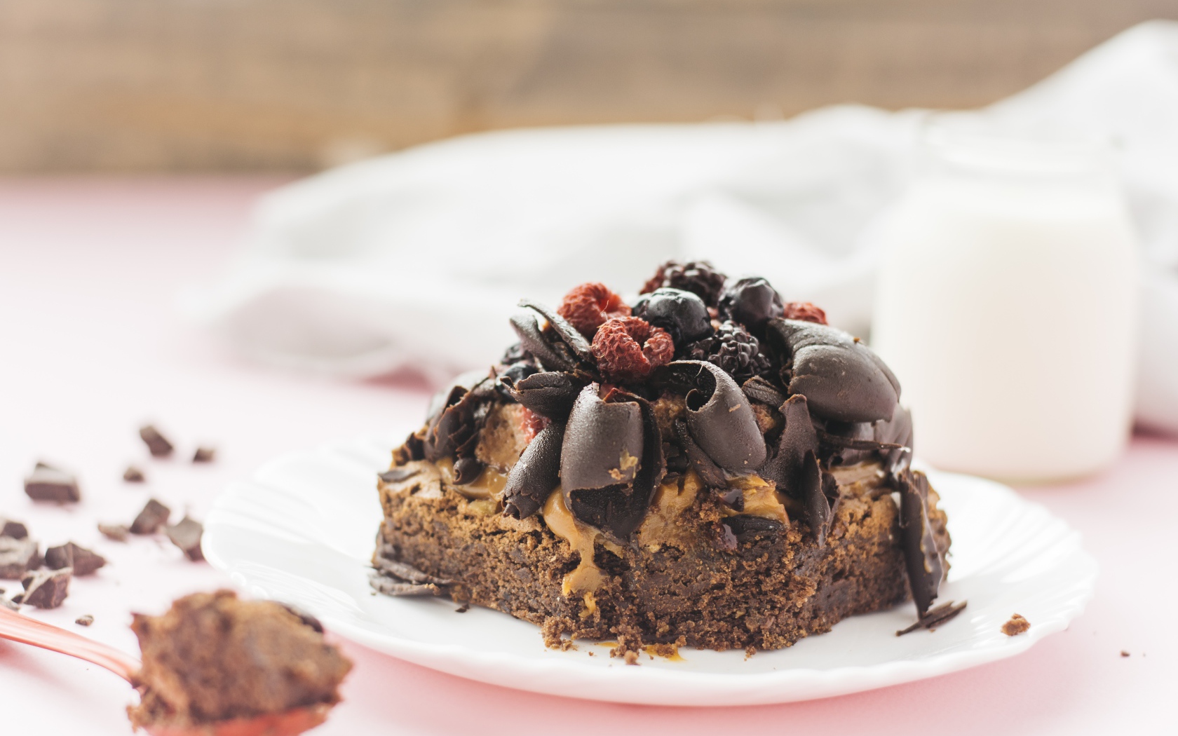 Аппетитный шоколадный десерт брауни с ягодами 