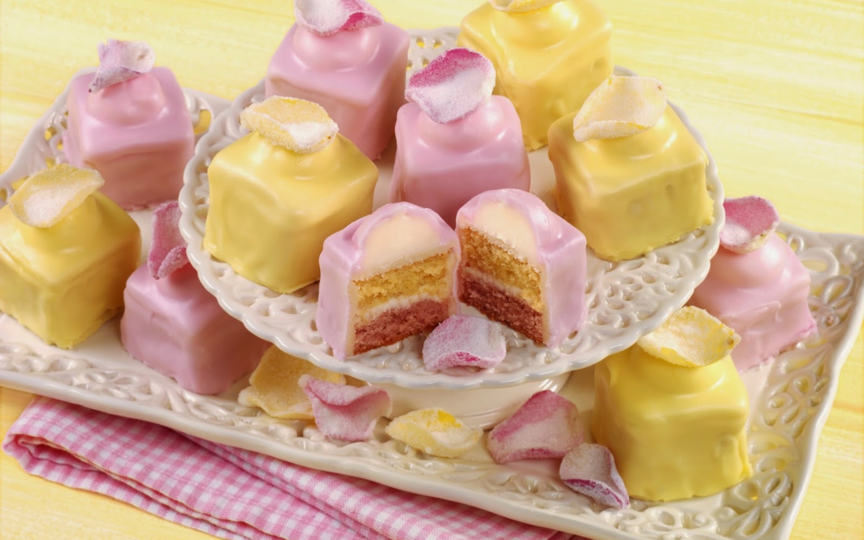 Аппетитное печенье в глазури на столе 