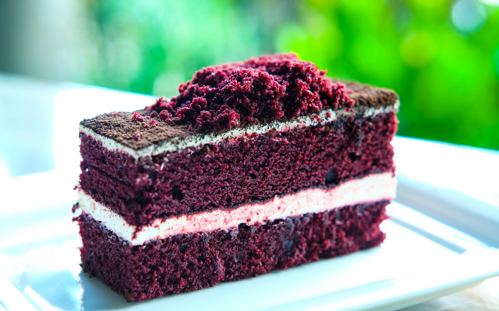 Аппетитный кусок торта с кремом