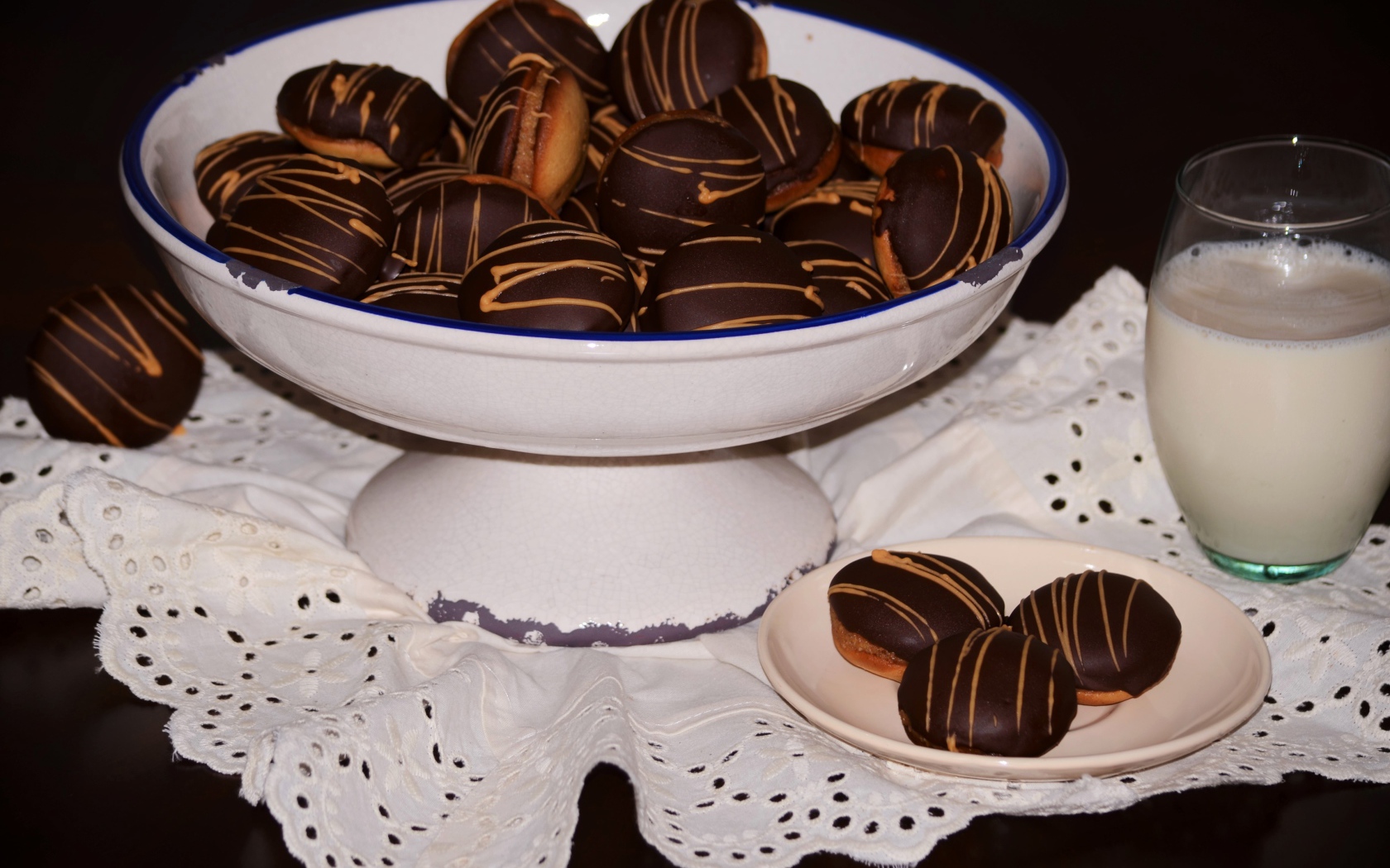 Печенье с шоколадом и молоком на столе
