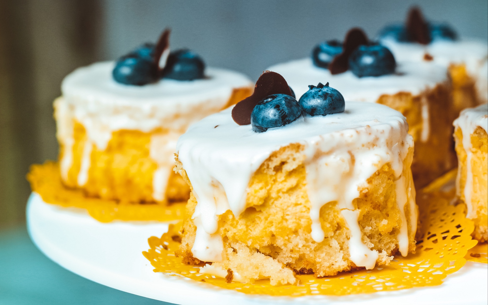 Пирожное в глазури с ягодами черники 