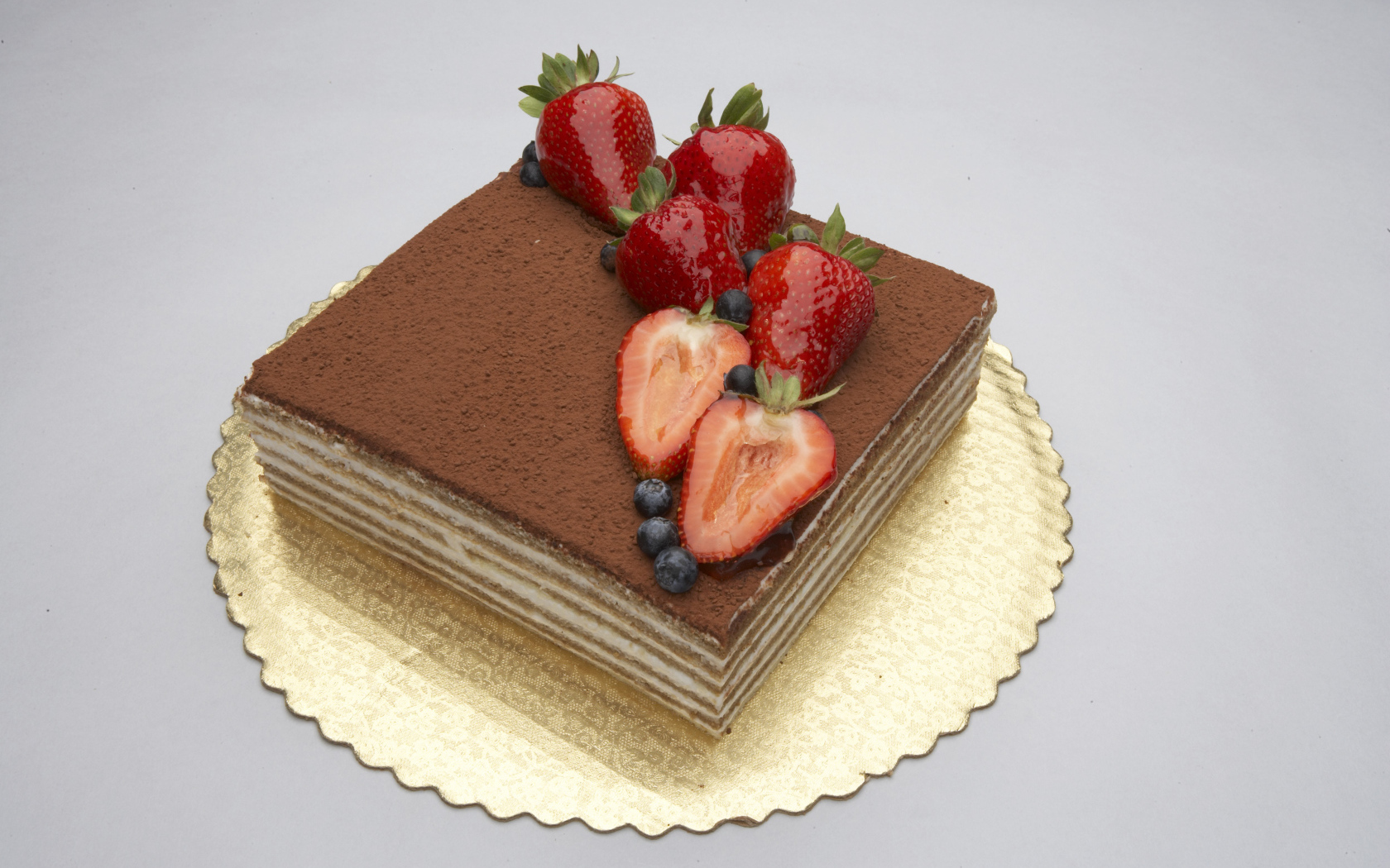 Торт с клубникой и черникой и шоколадом 