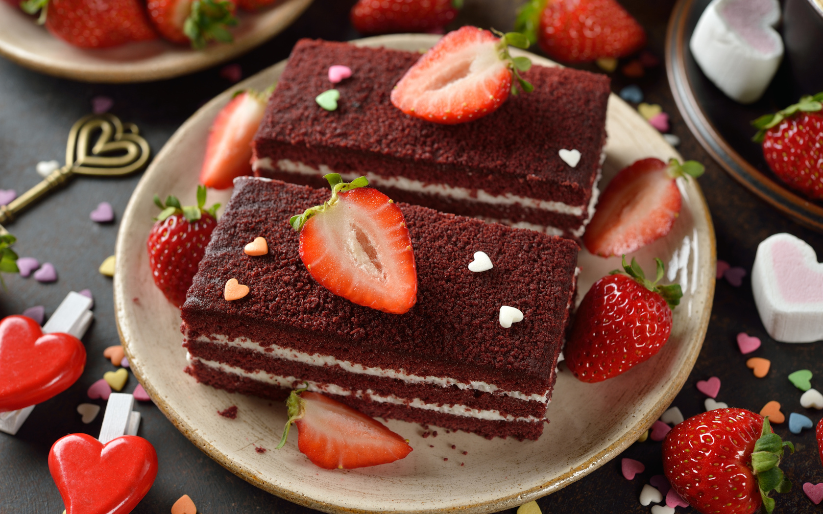 Пирожное с ягодами клубники на столе 