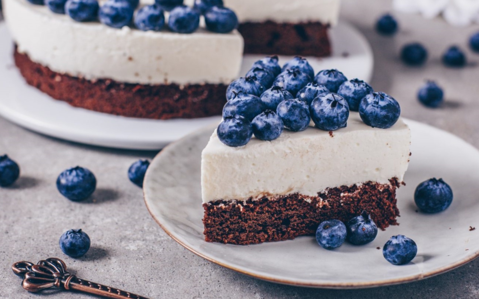 Чизкейк с ягодами черники на тарелке