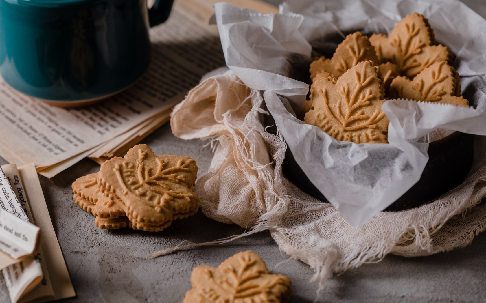 Печенье в форме листьев на столе 