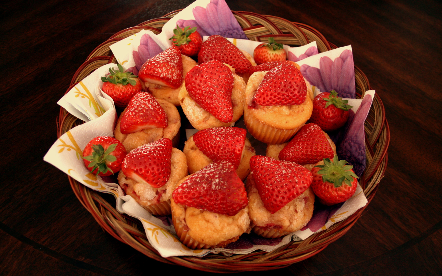 Кексы с клубникой в корзинке