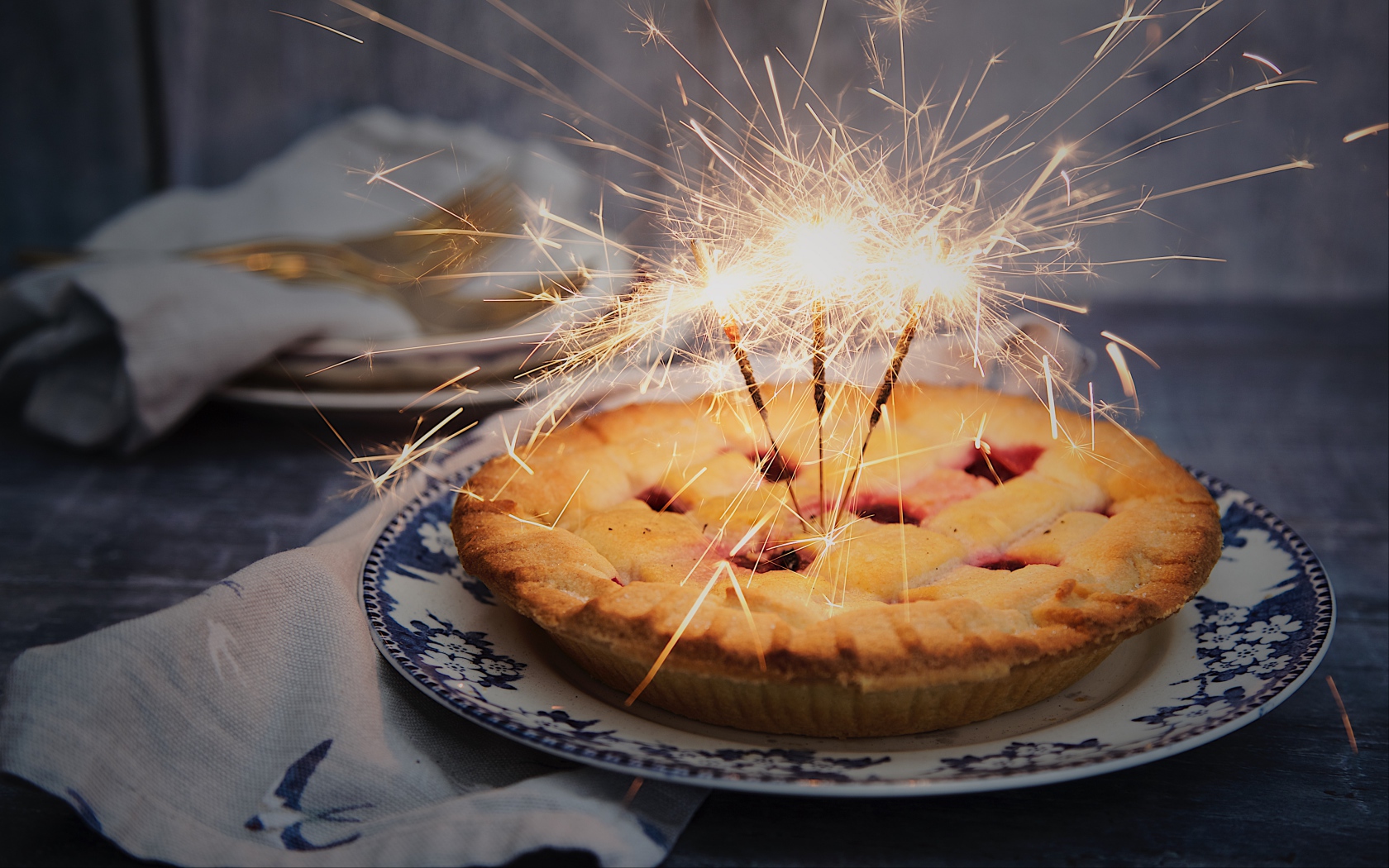 Аппетитный пирог с зажженными бенгальскими огнями