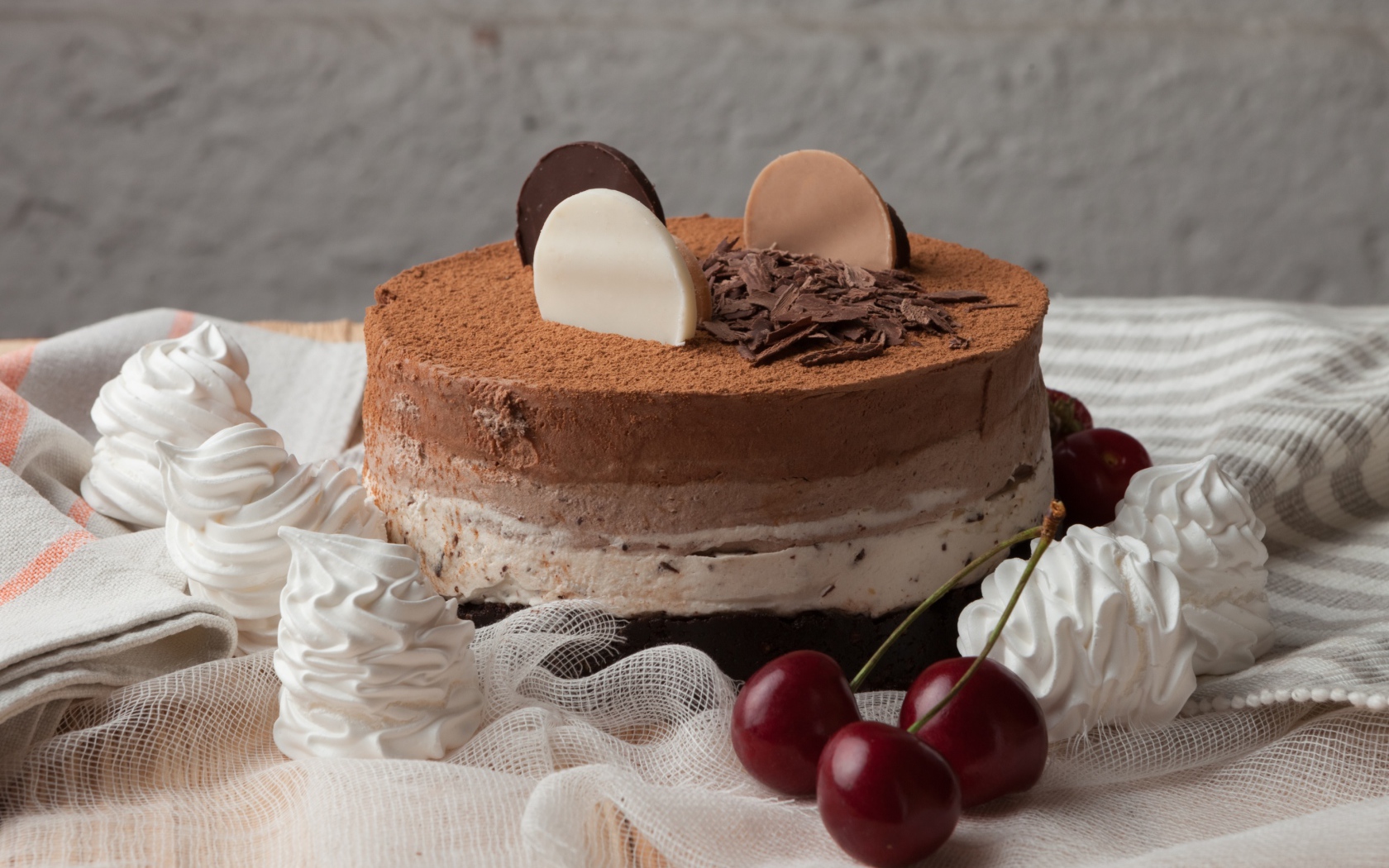 Вкусный торт с меренгой и вишнями