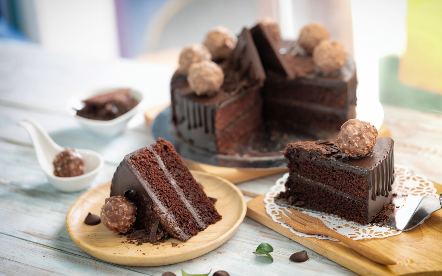 Аппетитный шоколадный торт на столе 