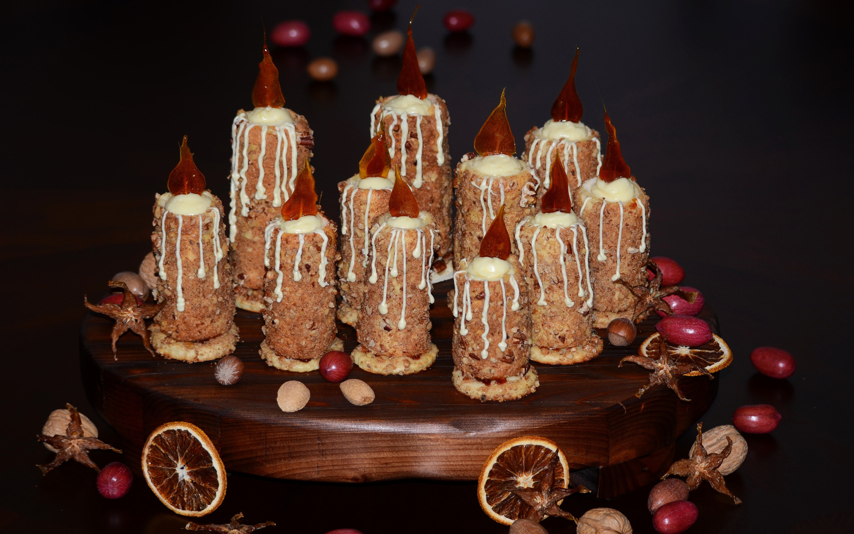 Десерт свечи на черном фоне