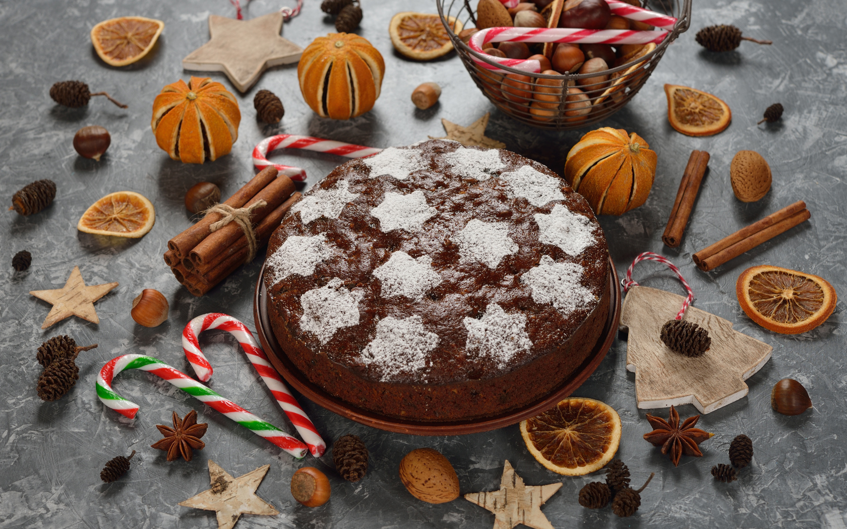 Праздничный пирог с пряностями и орехами на столе