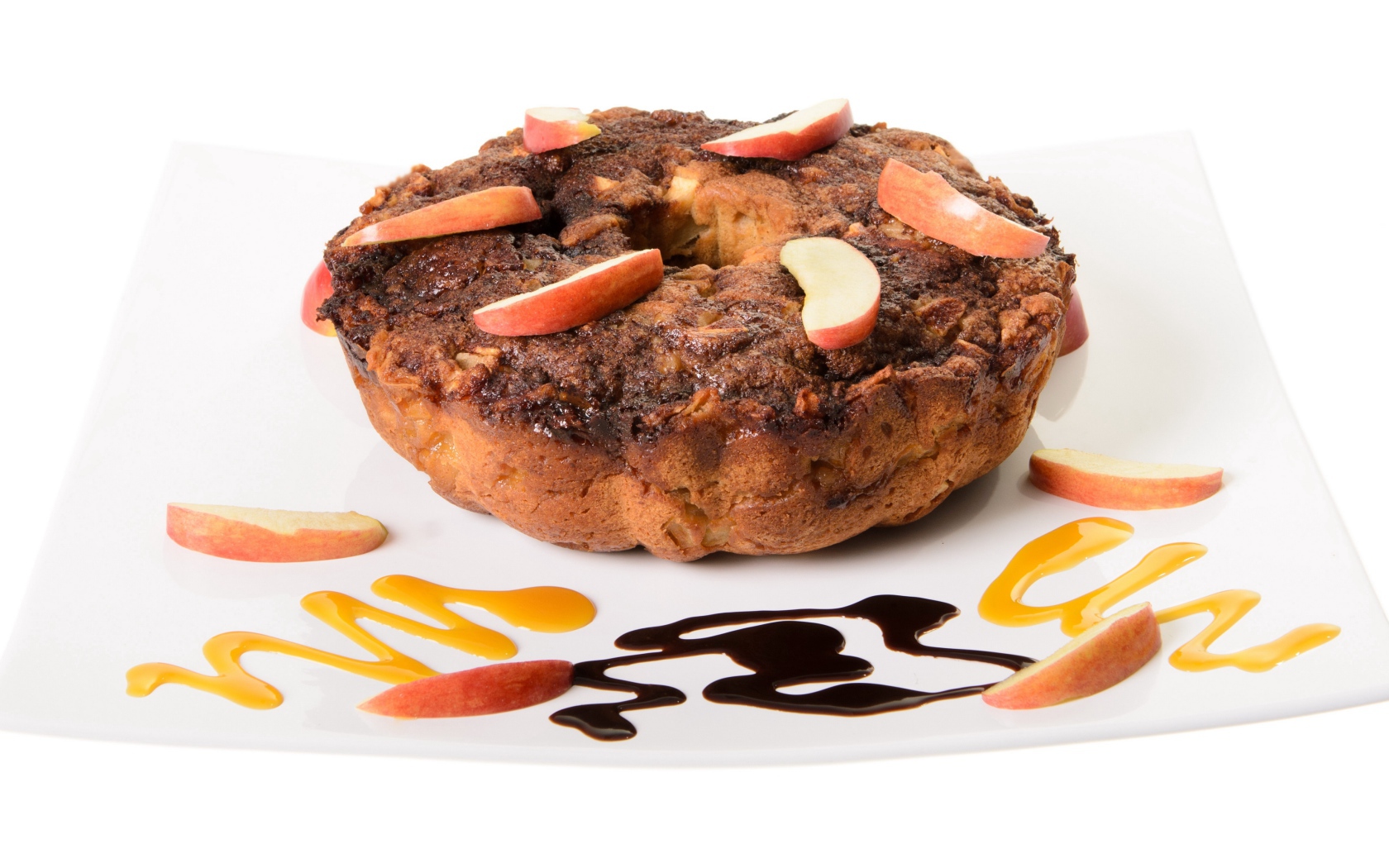 Пирог с кусочками яблок на белом фоне 