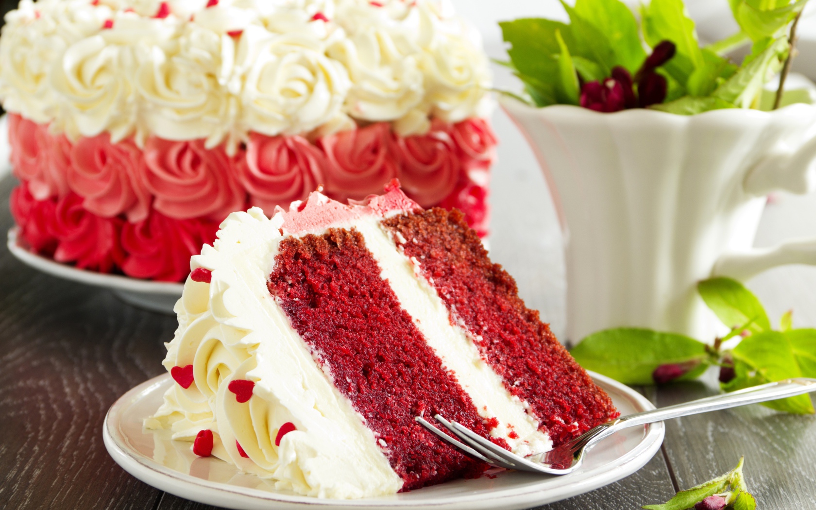 Кусок торта Красный бархат на тарелке с вилкой