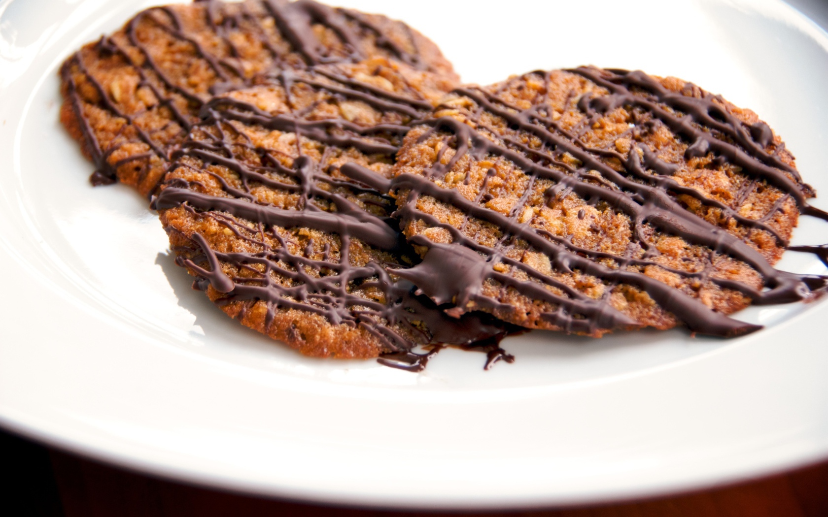 Круглое печенье с шоколадом на белой тарелке