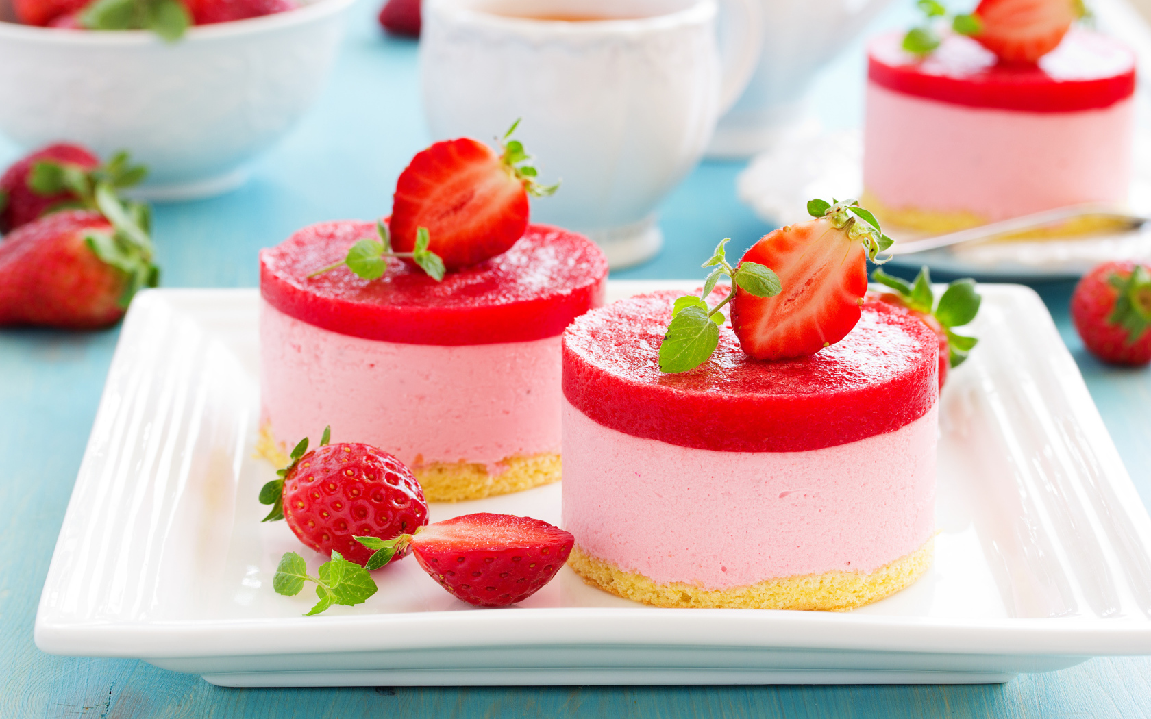 Два пирожных суфле с ягодами клубники