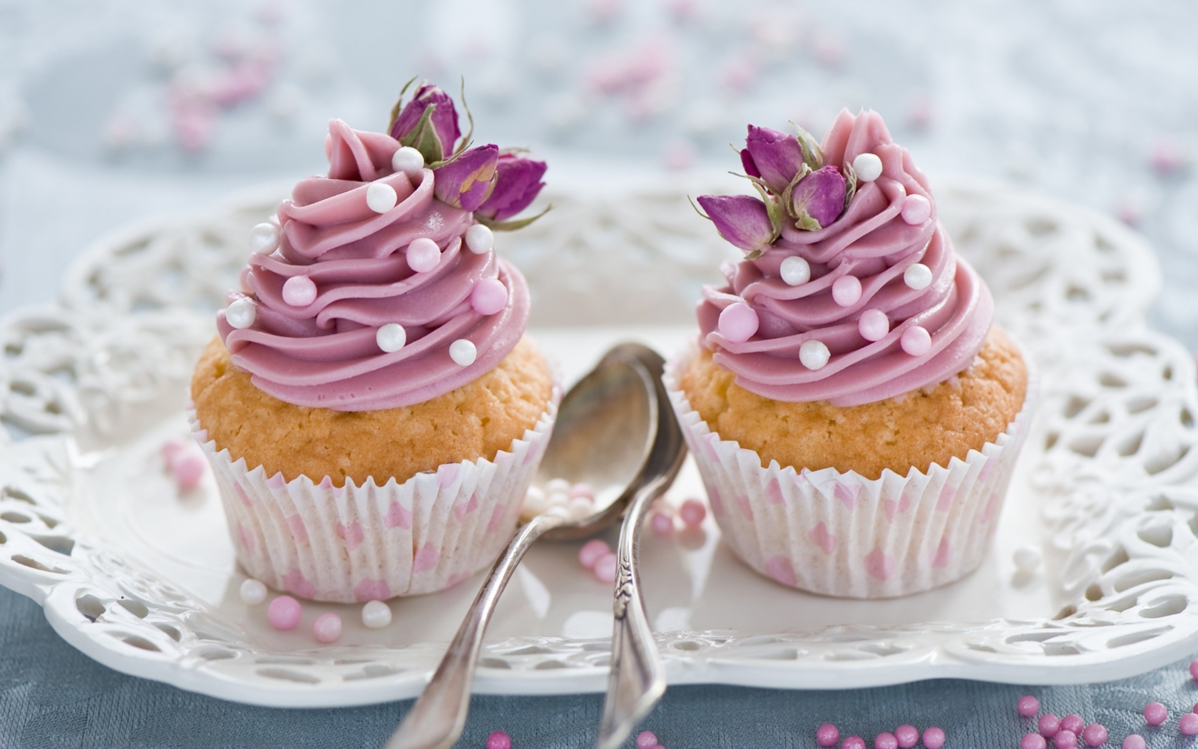 Два вкусных капкейка с кремом на тарелке