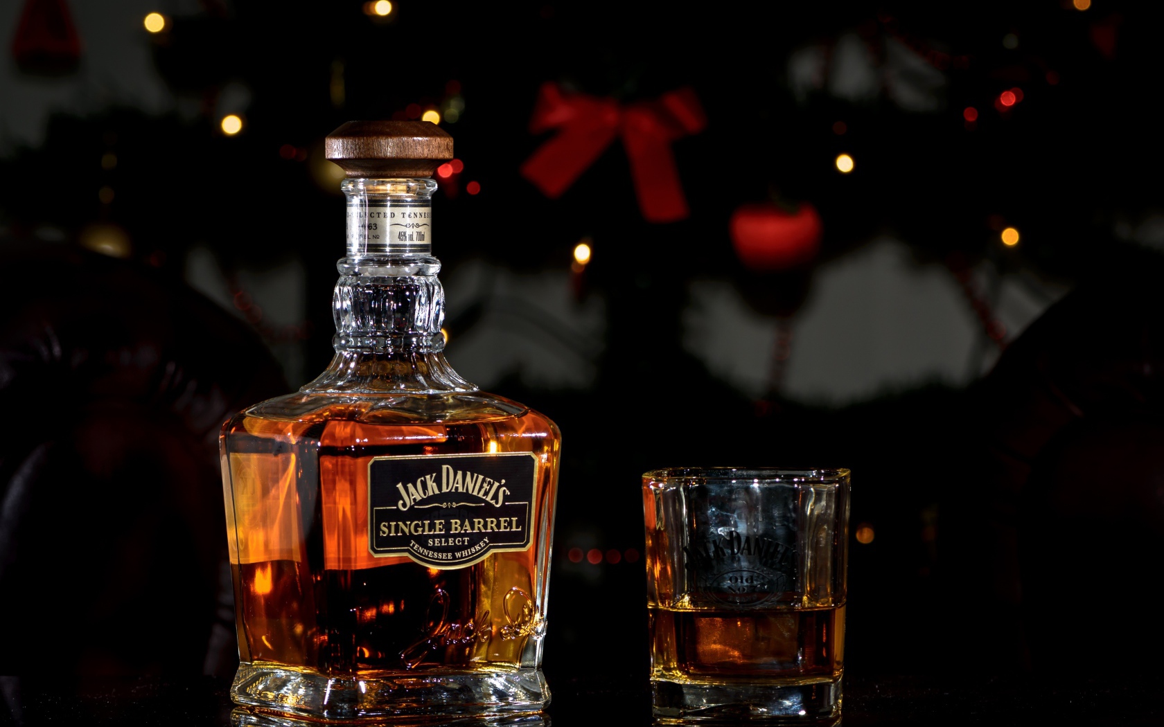 Бутылка виски Jack Daniels с рюмкой