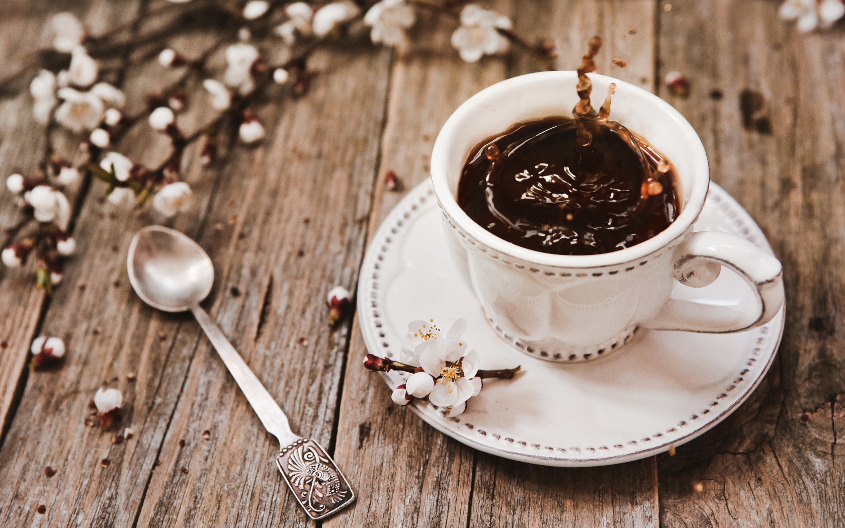 Чашка кофе на столе с цветами абрикоса