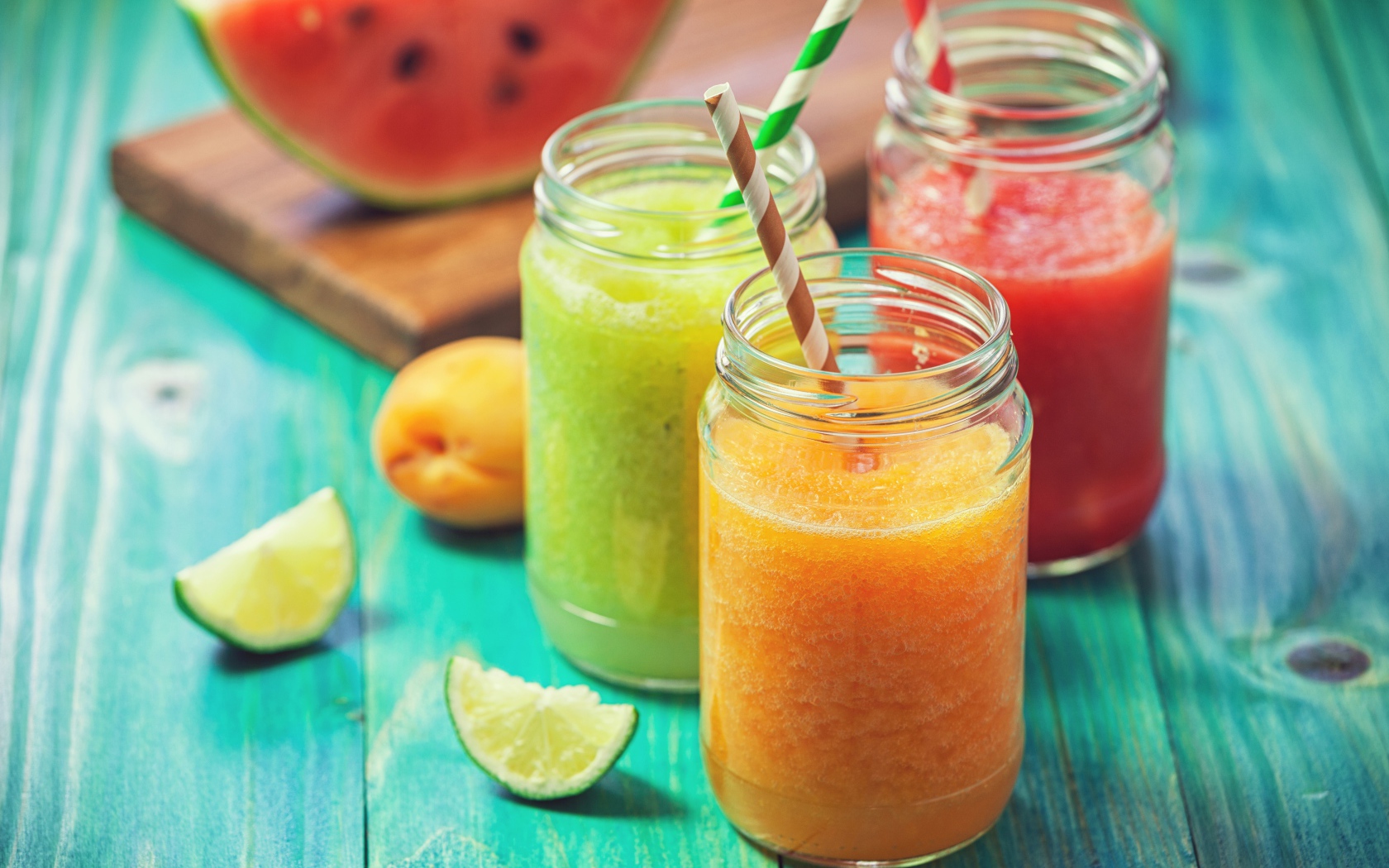 Аппетитное свежее ягодное смузи в баночках на столе