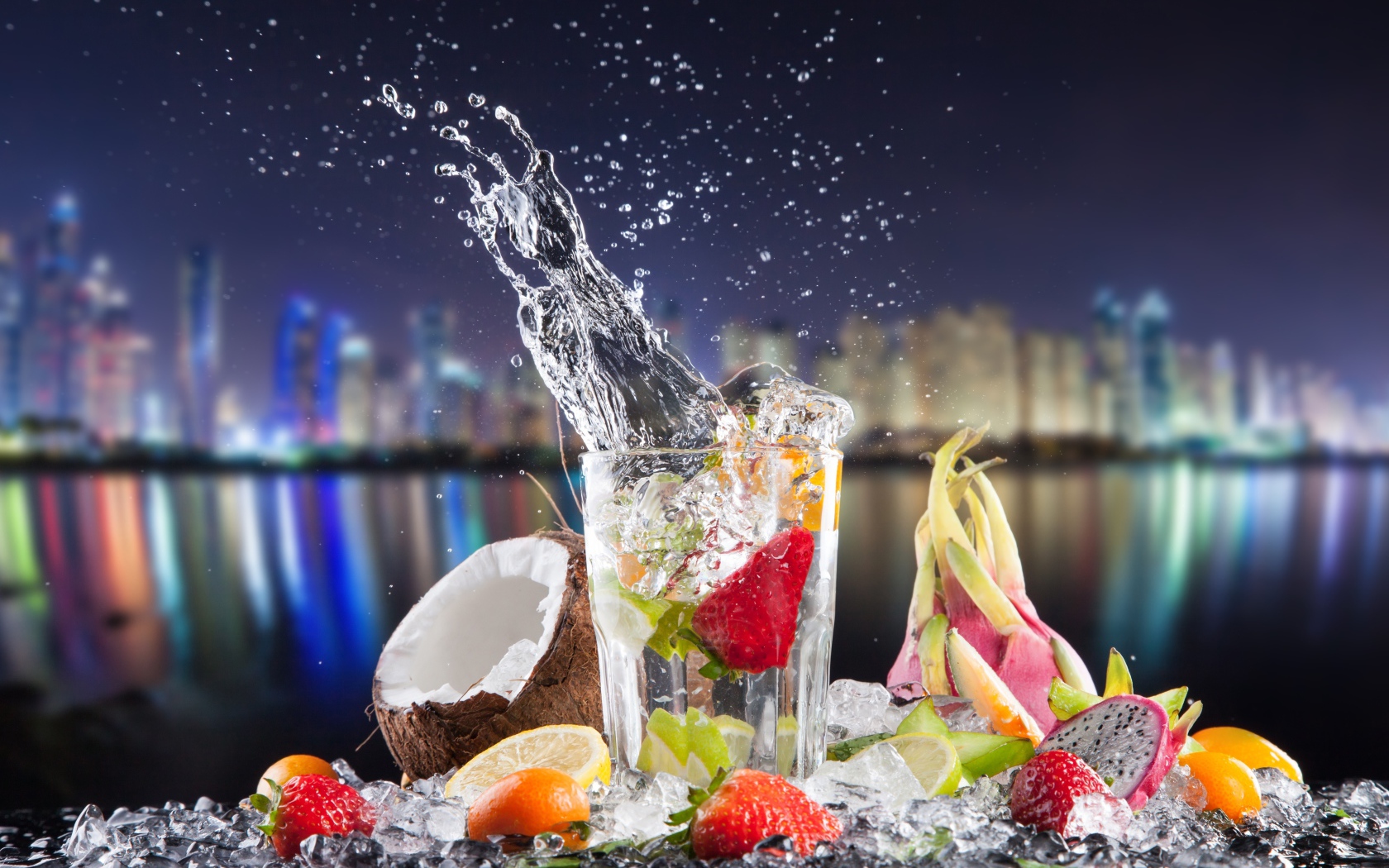Напиток в стакане с тропическими фруктами на фоне ночного города
