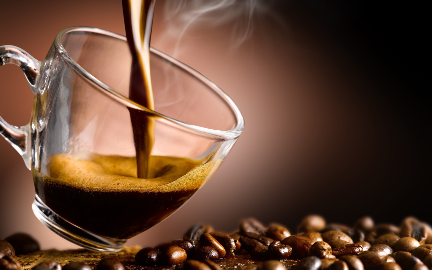 Горячий кофе наливают в стеклянную чашку