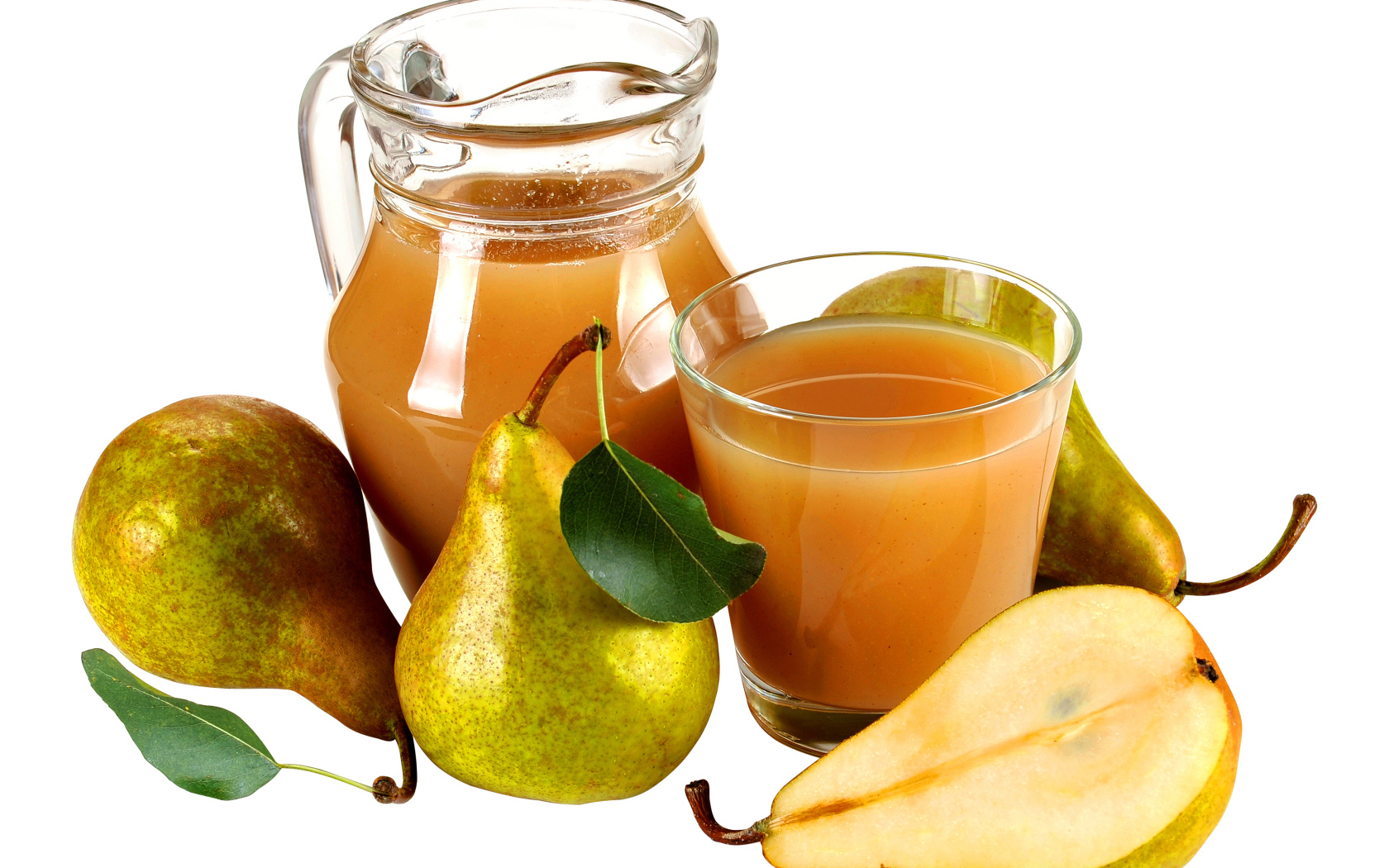 Грушевый сок со свежими грушами на белом фоне