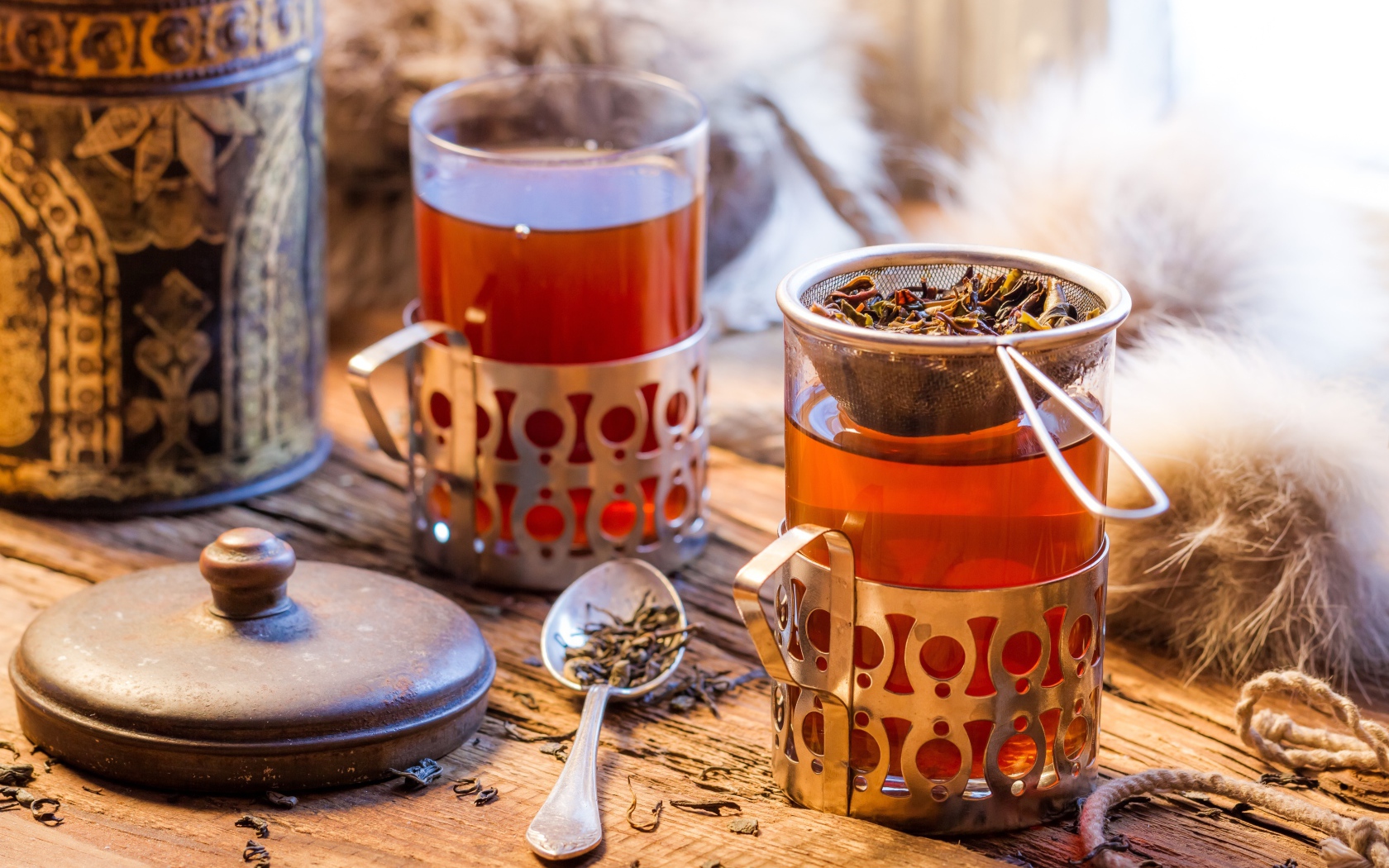 Две чашки заварного черного чая на столе