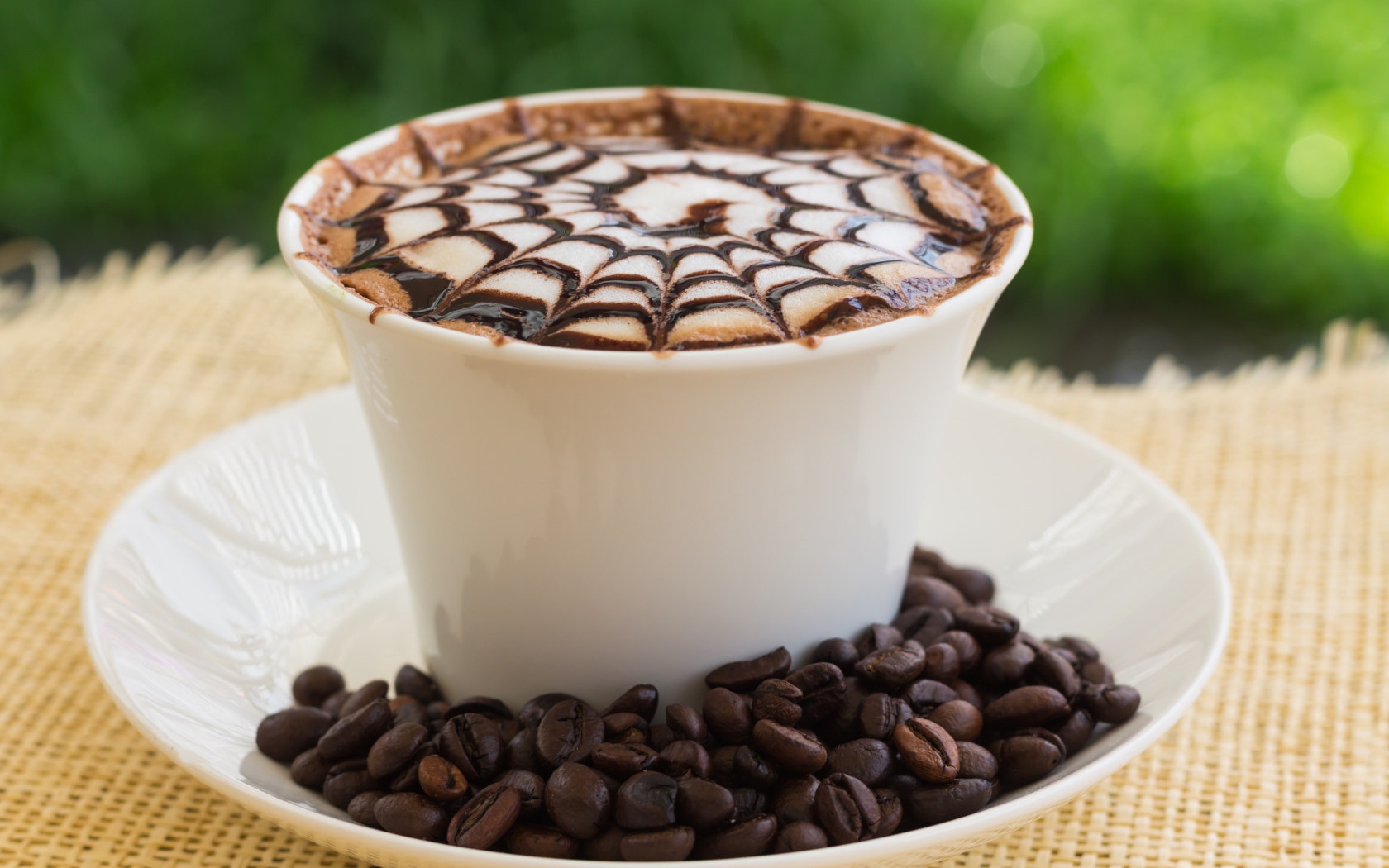 Белая чашка капучино с рисунком на пенке с кофейными зернами