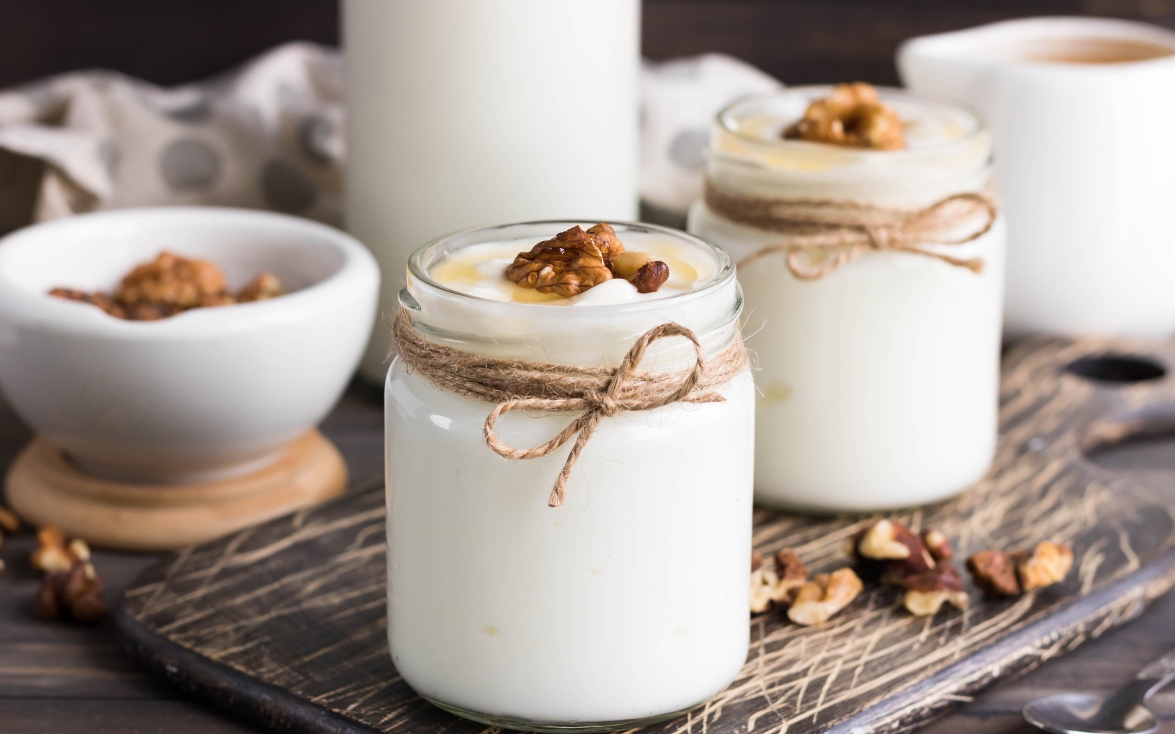 Йогурт с баночках с грецкими орехами