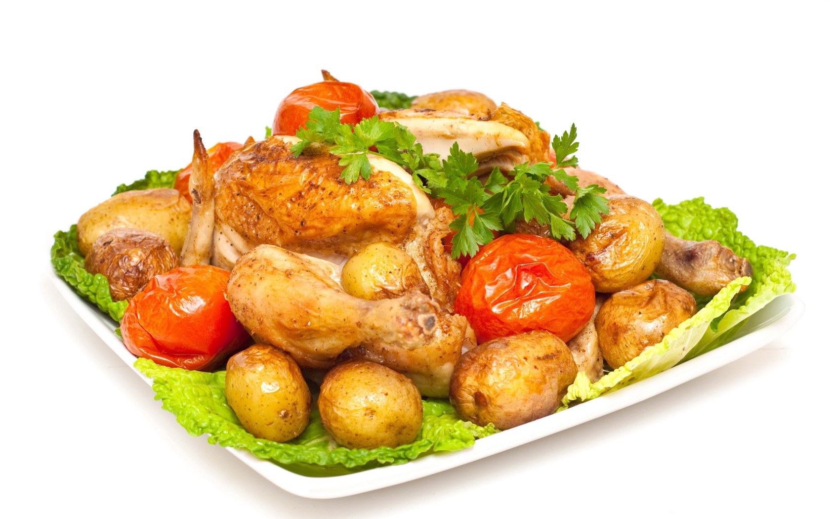 Запеченная курица с картофелем и помидорами на белом фоне