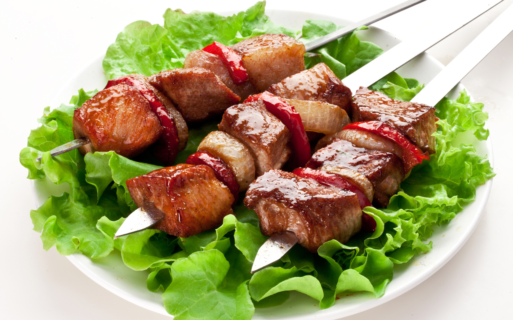 Аппетитный шашлык с листьями салата на шампурах 