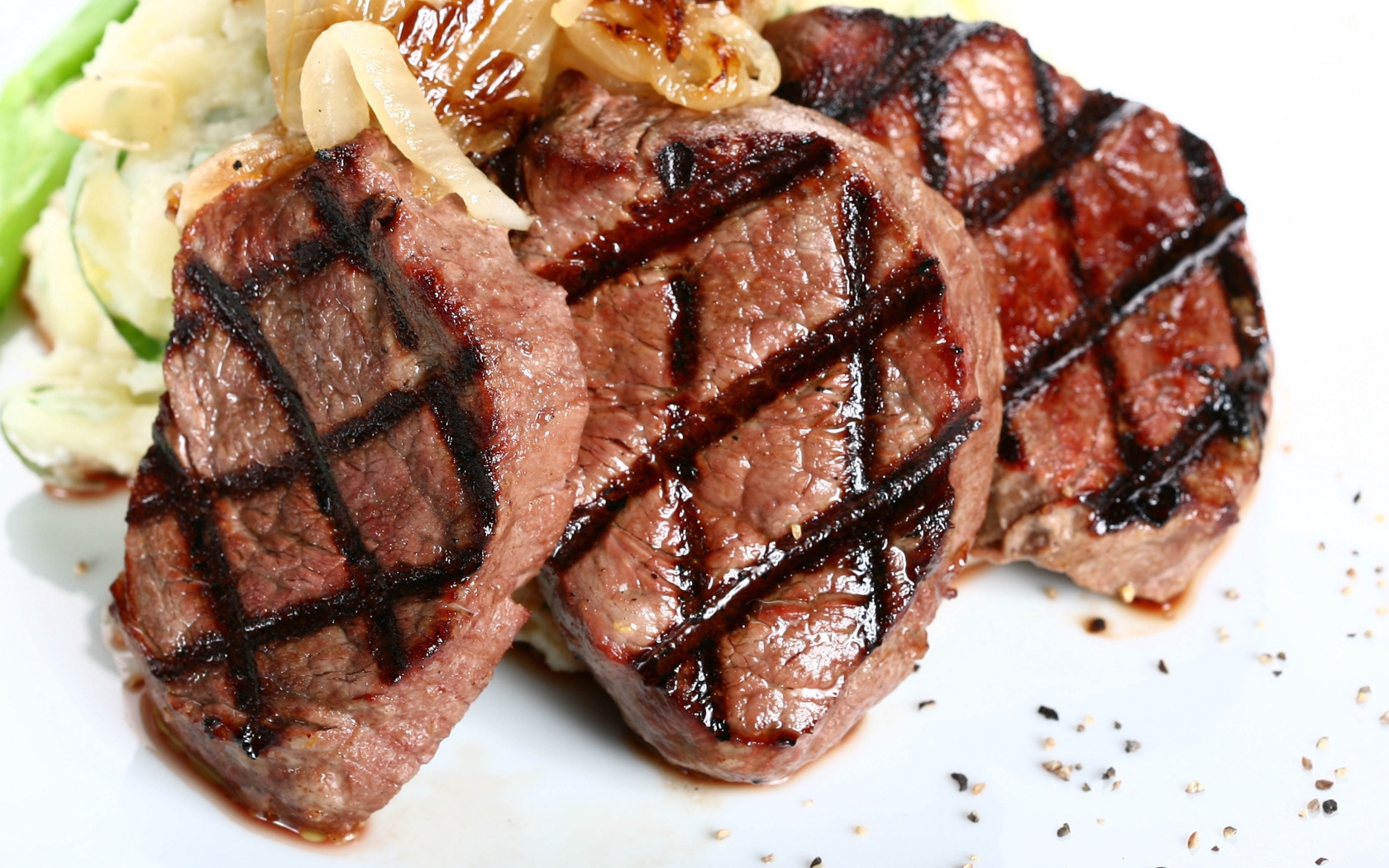 Жареное мясо барбекю с овощами