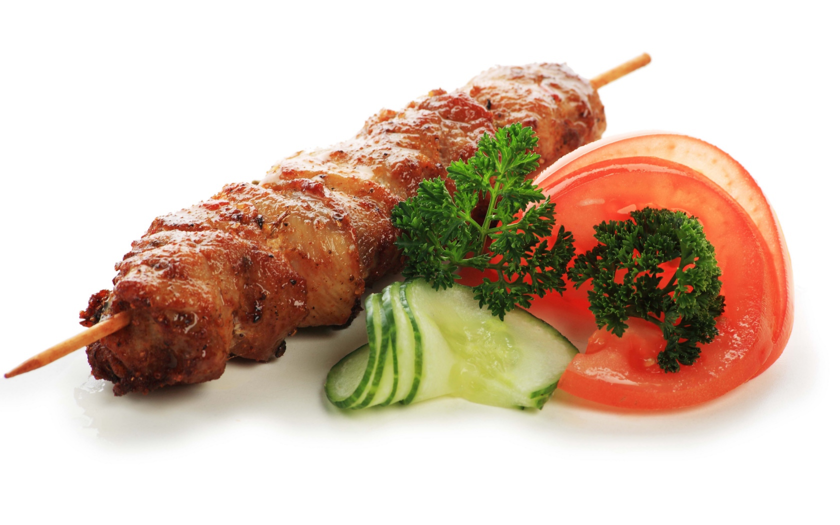 Шашлык с огурцами, помидорами и зеленью на белом фоне