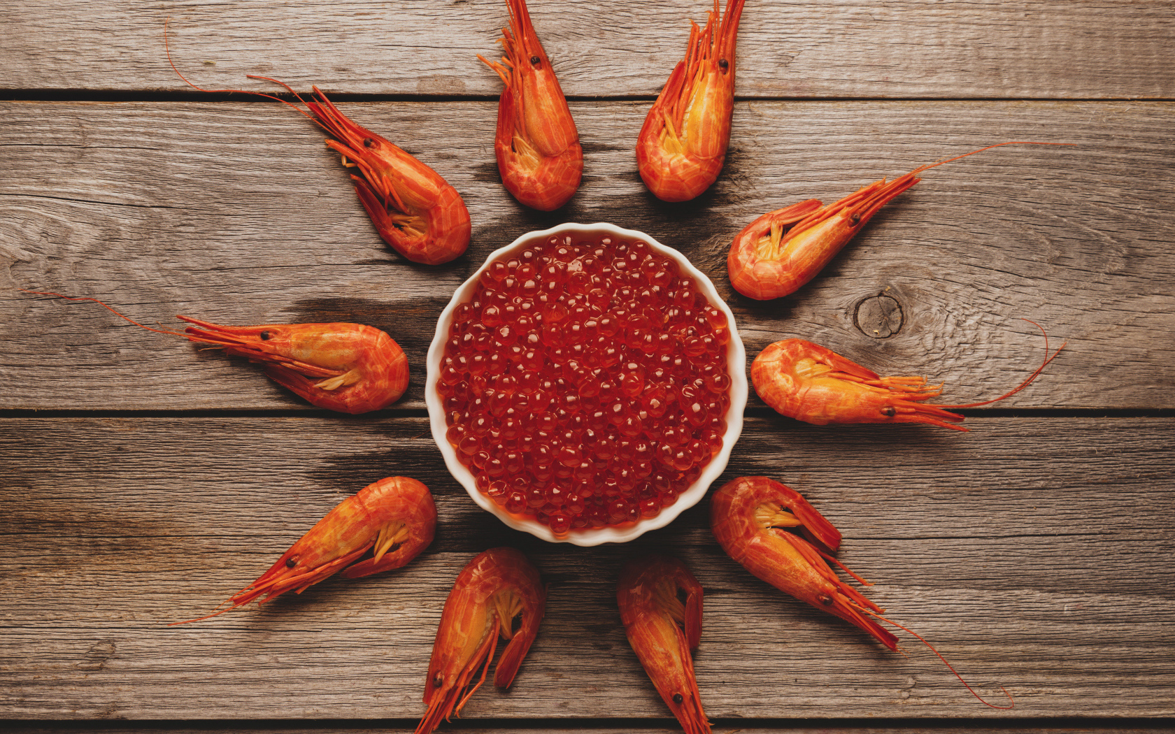 Вареные креветки на столе с красной икрой