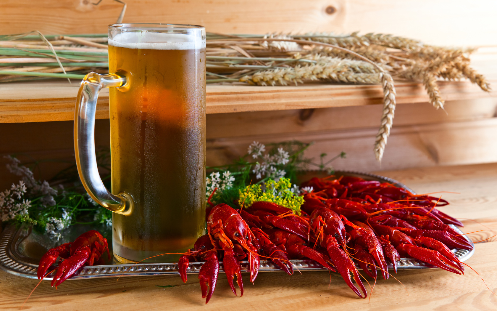 Вареные раки на столе с бокалом пива