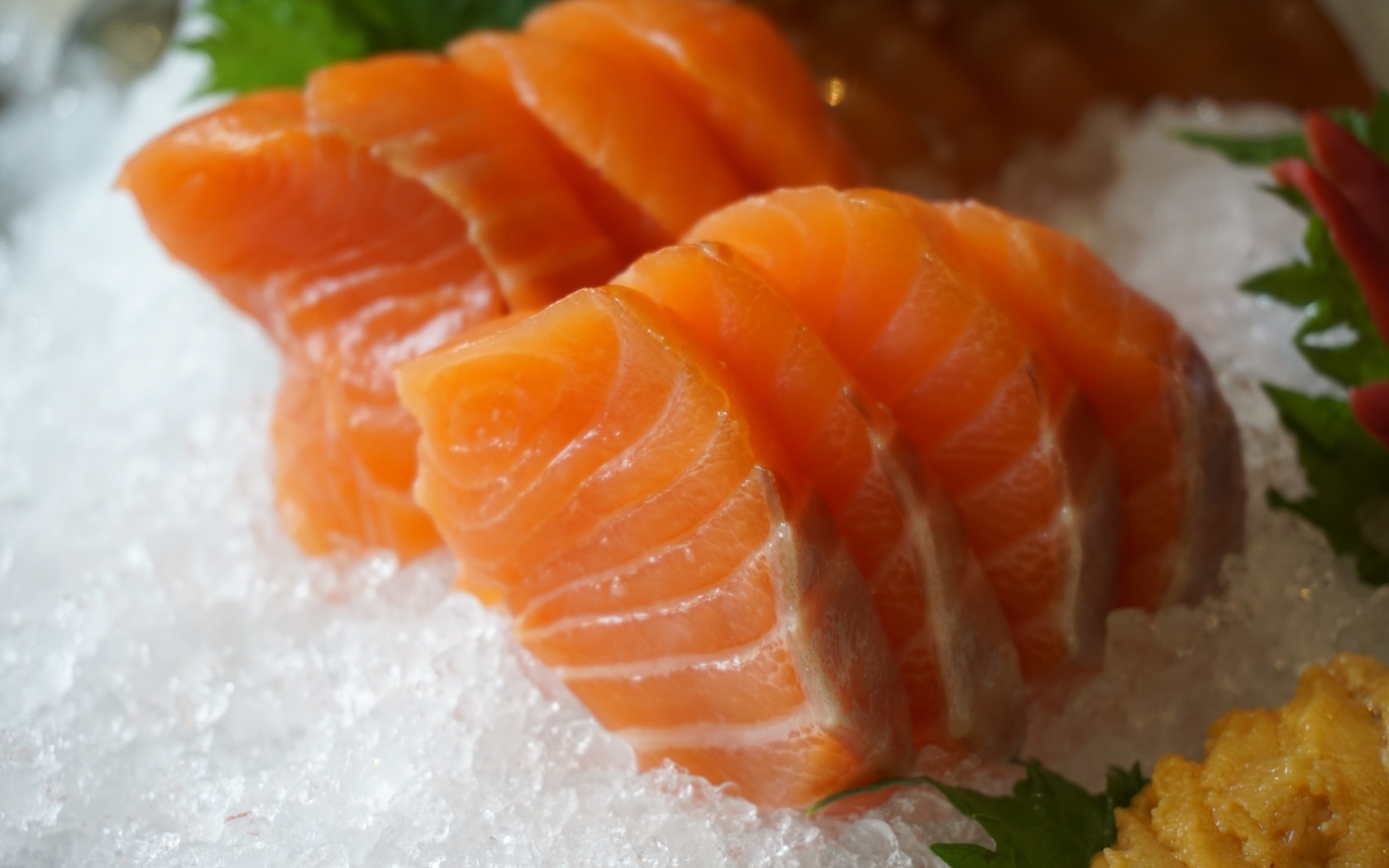 Кусочки красной рыбы лежат на льду