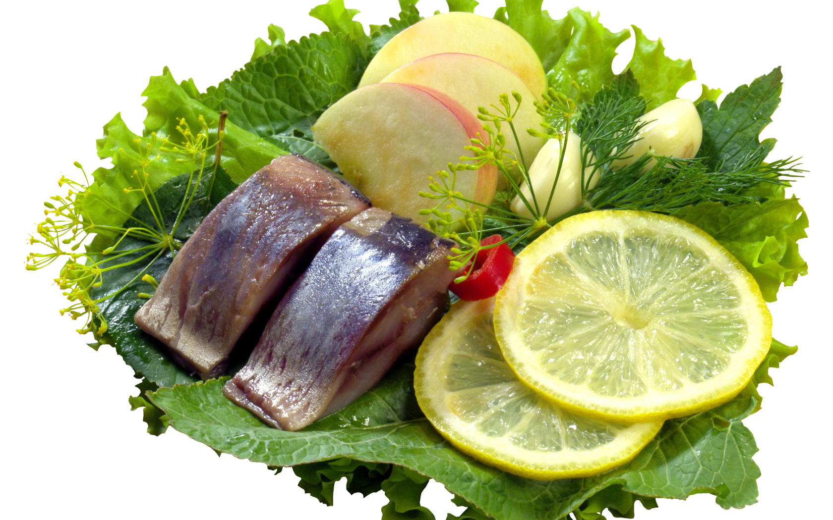 Кусочки сельди с кусочками яблока и лимона на белом фоне