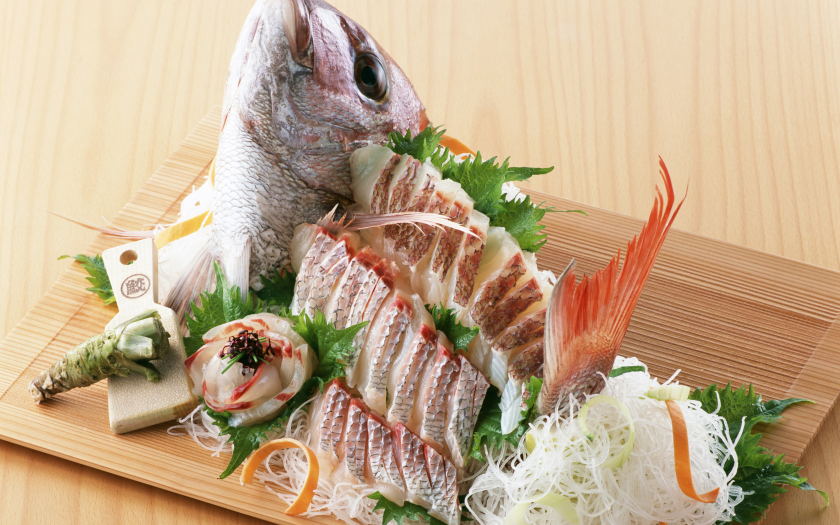 Нарезка из свежей рыбы на разделочной доске