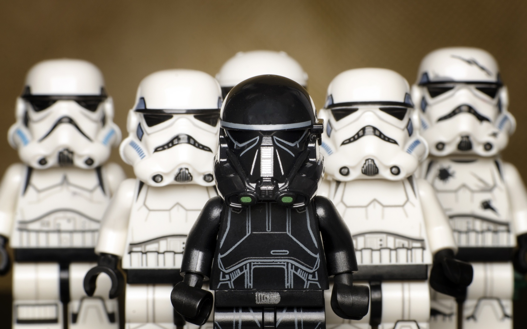 Маленькие фигурки штурмовиков из Звездных войн
