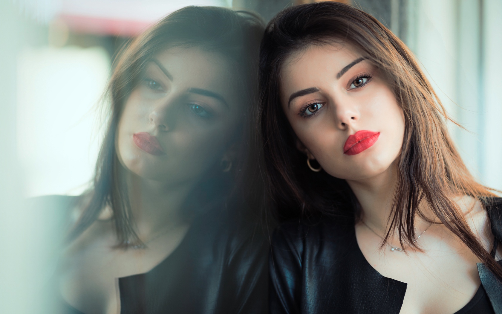 Нежная шатенка с яркими красными глазами