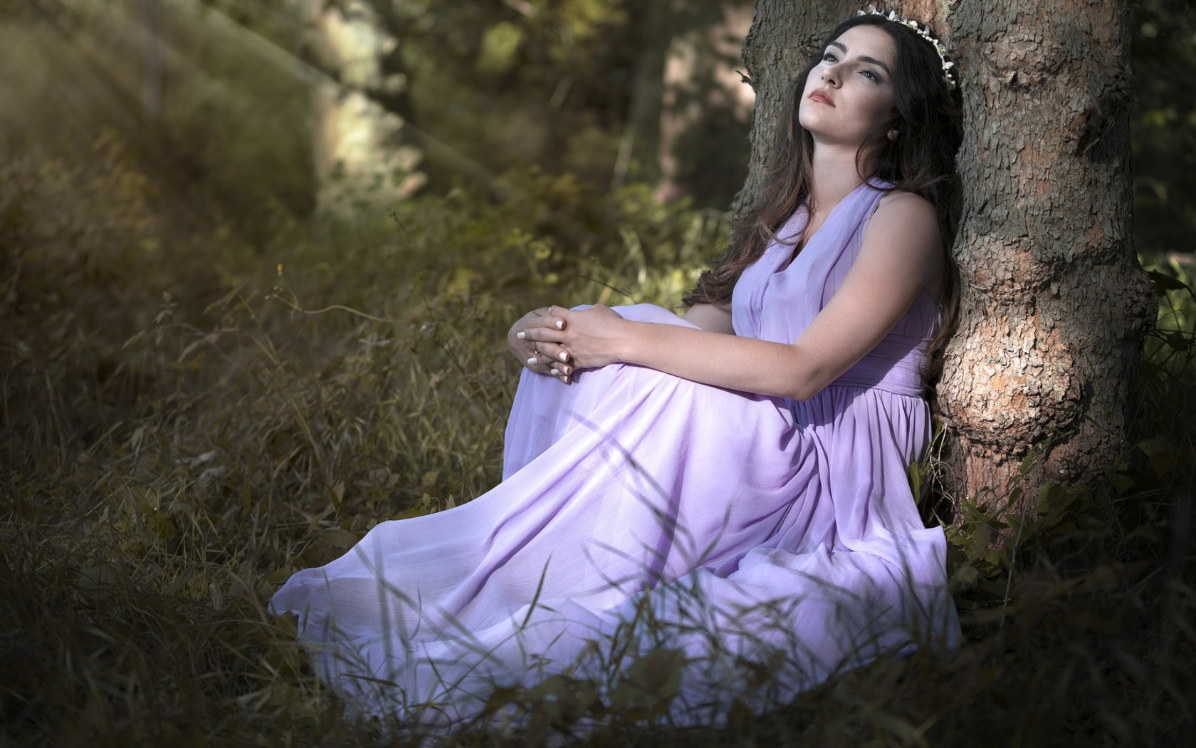 Девушка в красивом платье под деревом 