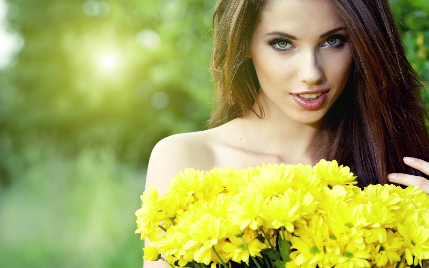Настоящая девушка с букетом желтых хризантем