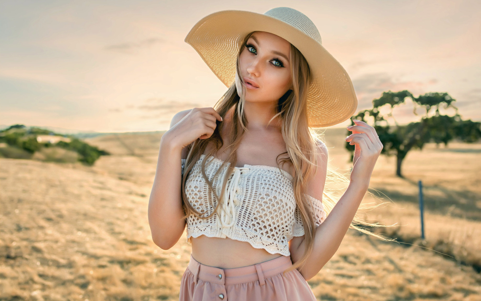 Красивая девушка блондинка в большой шляпе
