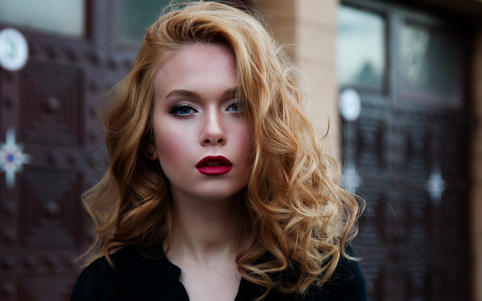 Красивая блондинка модель с голубыми глазами