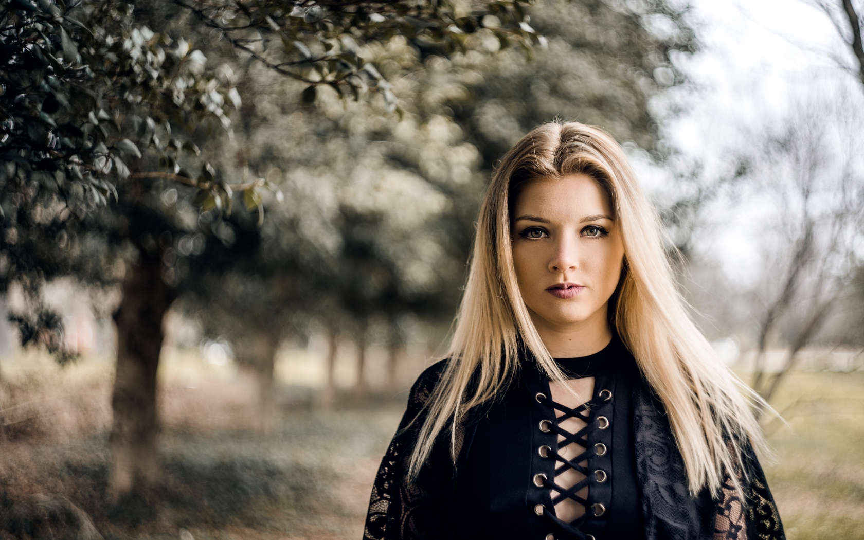 Красивая блондинка в черном платье 