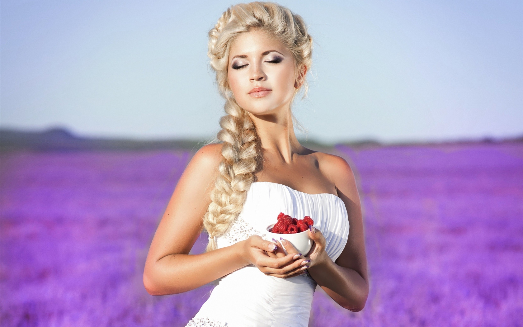 Красивая блондинка в белом платье с малиной на лавандовом поле