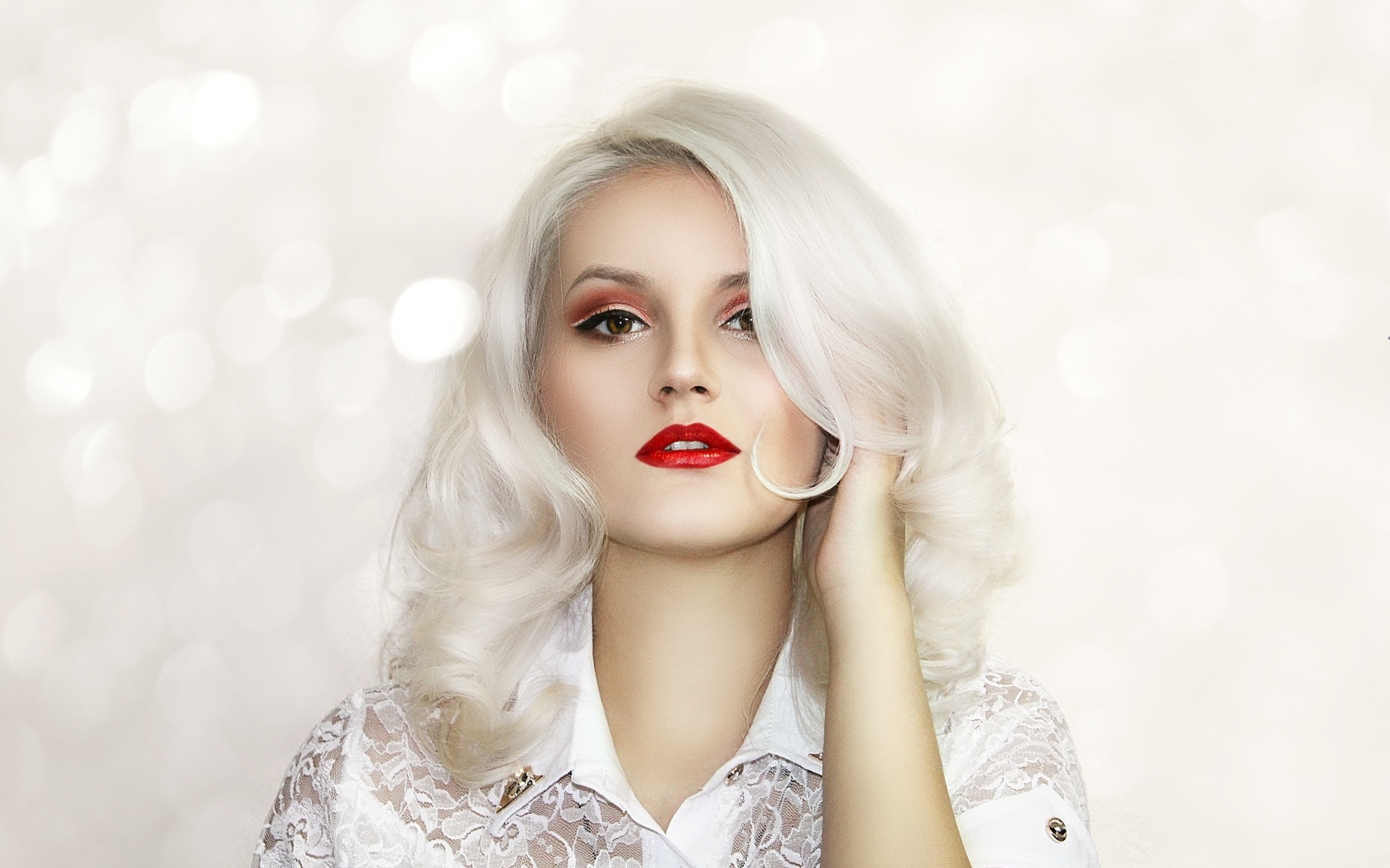 Красивая блондинка с ярким макияжем